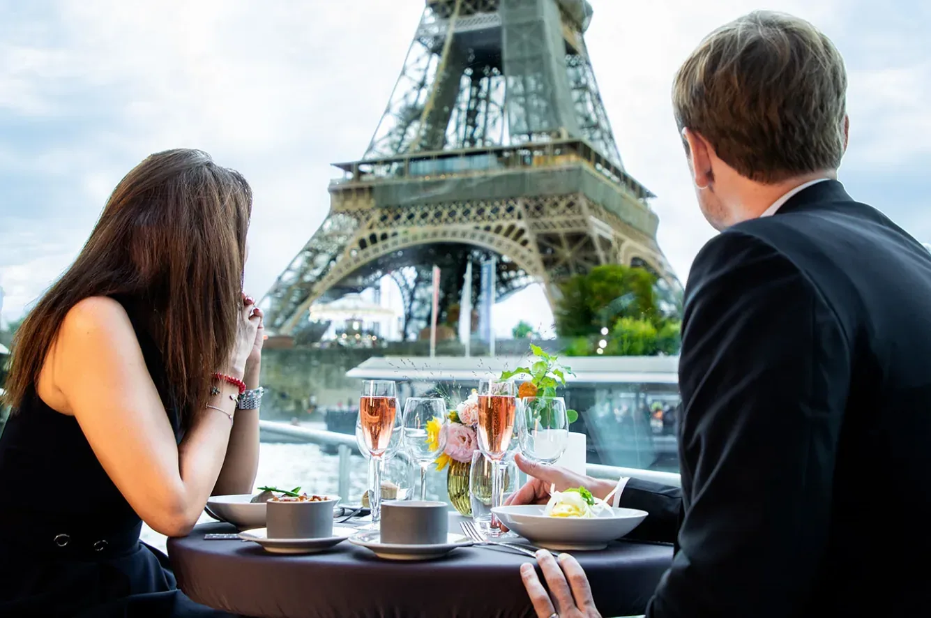 Bateaux Parisiens — evening cruise photograph